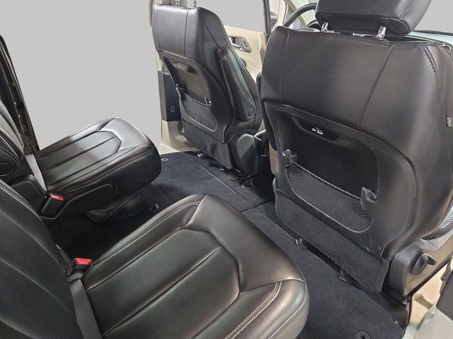 Used 2023 Chrysler Pacifica Touring-L image 14