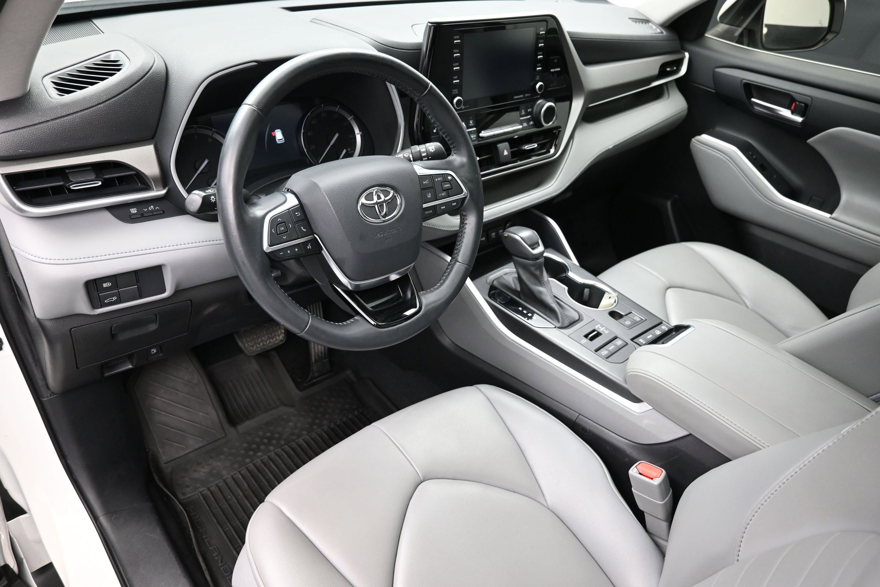 Used 2021 Toyota Highlander XLE AWD/4WD image 22