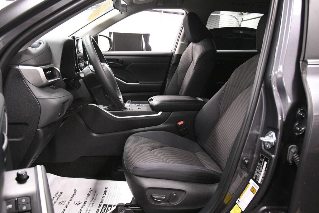 Used 2023 Toyota Highlander LE AWD/4WD image 10