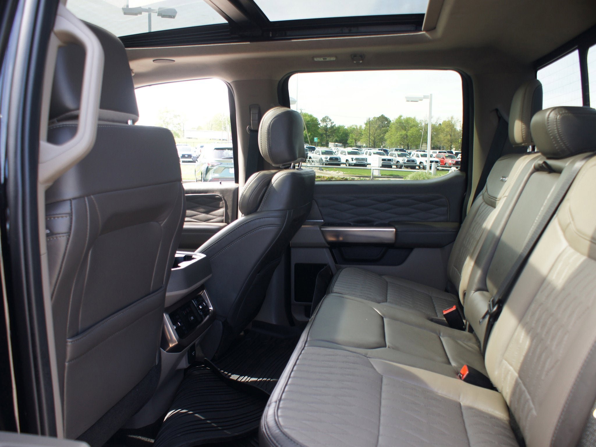 Used 2025 Ford F250 Platinum w/ Platinum Plus Package image 15