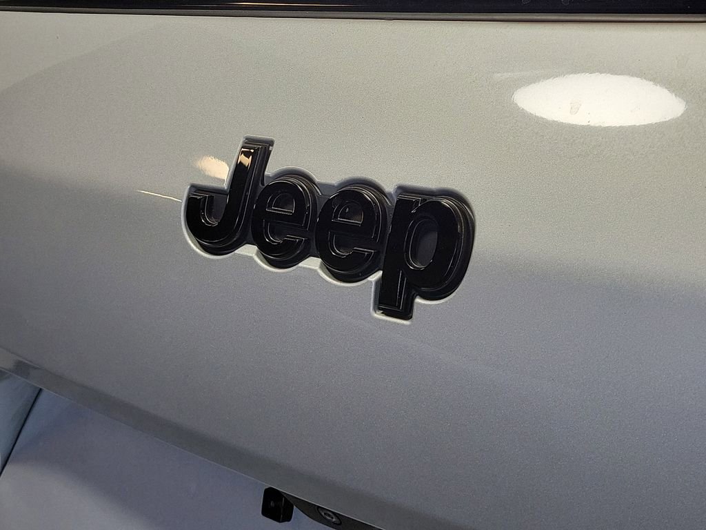Used 2023 Jeep Grand Cherokee L Laredo RWD image 7
