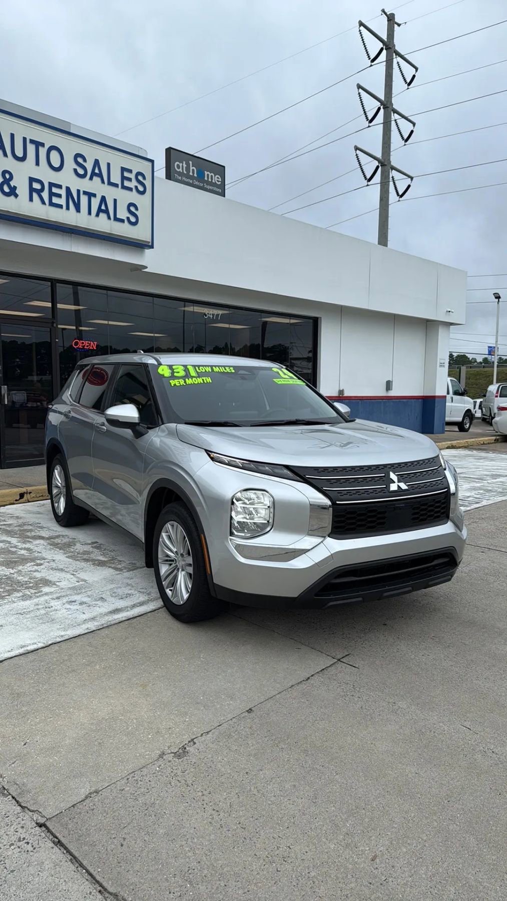 Used 2024 Mitsubishi Outlander ES image 2