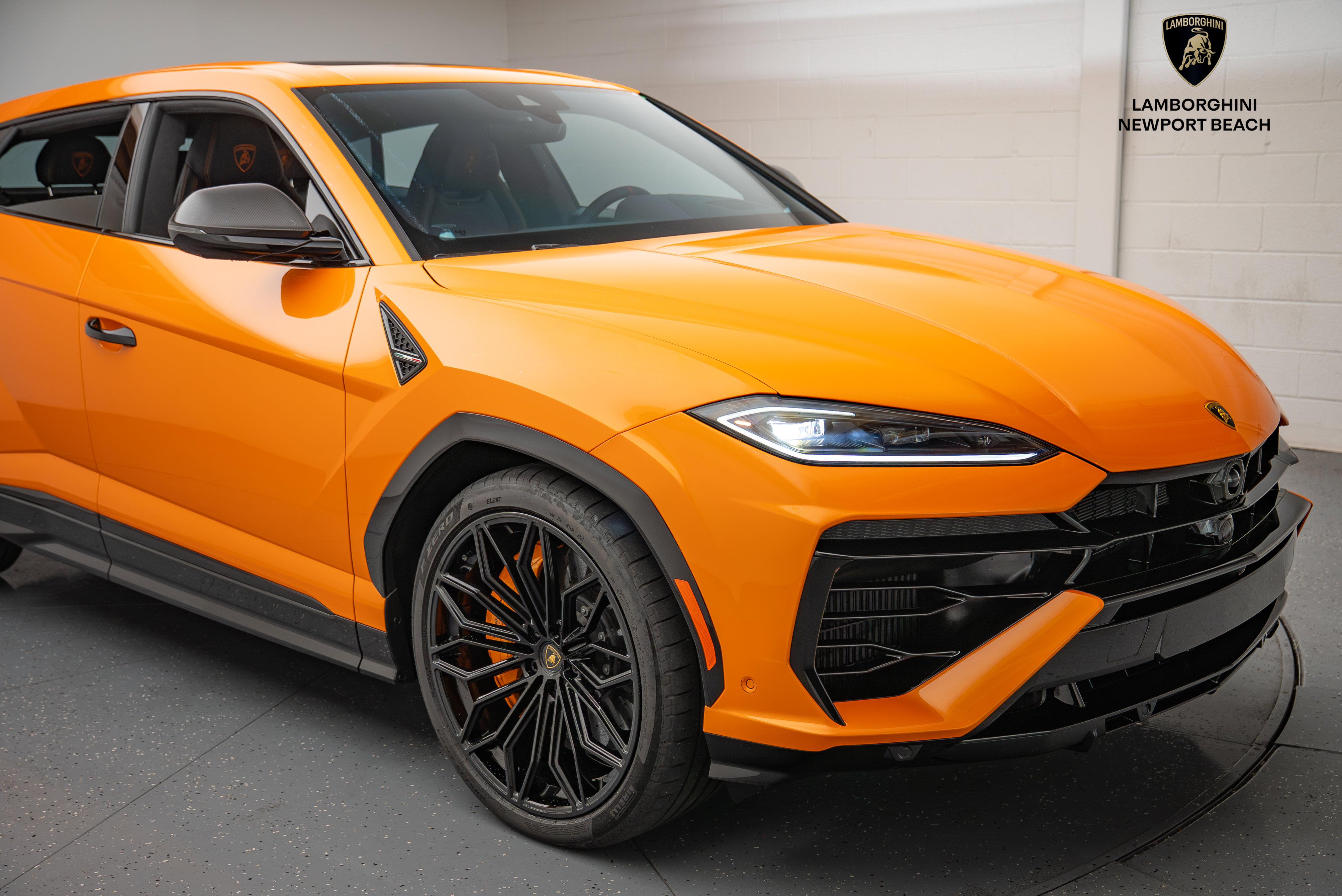 Used 2025 Lamborghini Urus SE AWD/4WD image 2