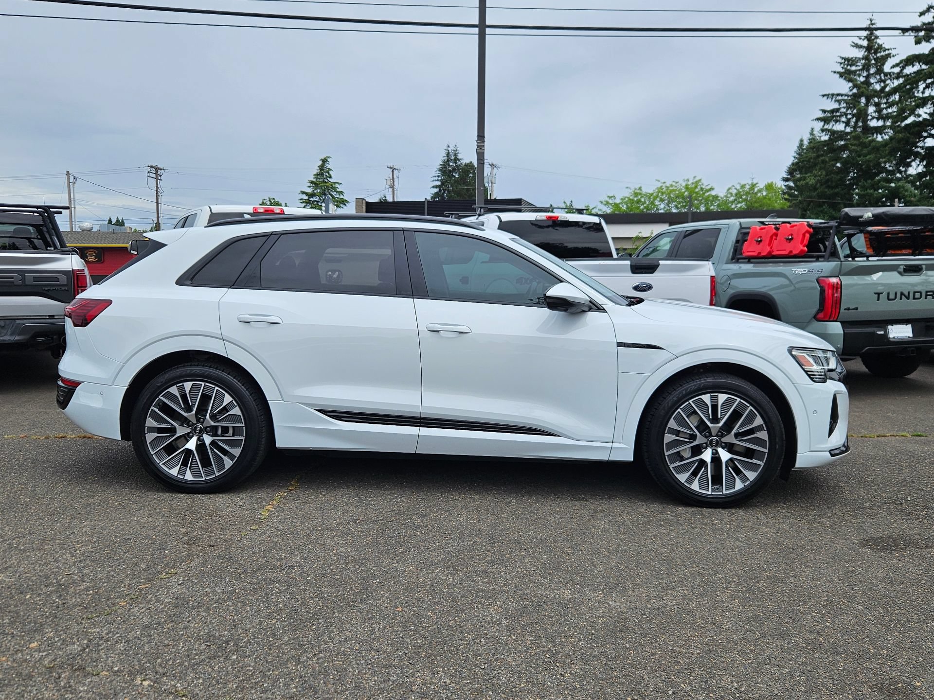 Used 2024 Audi Q8 e-tron Premium Plus w/ Premium Plus Package AWD/4WD image 6