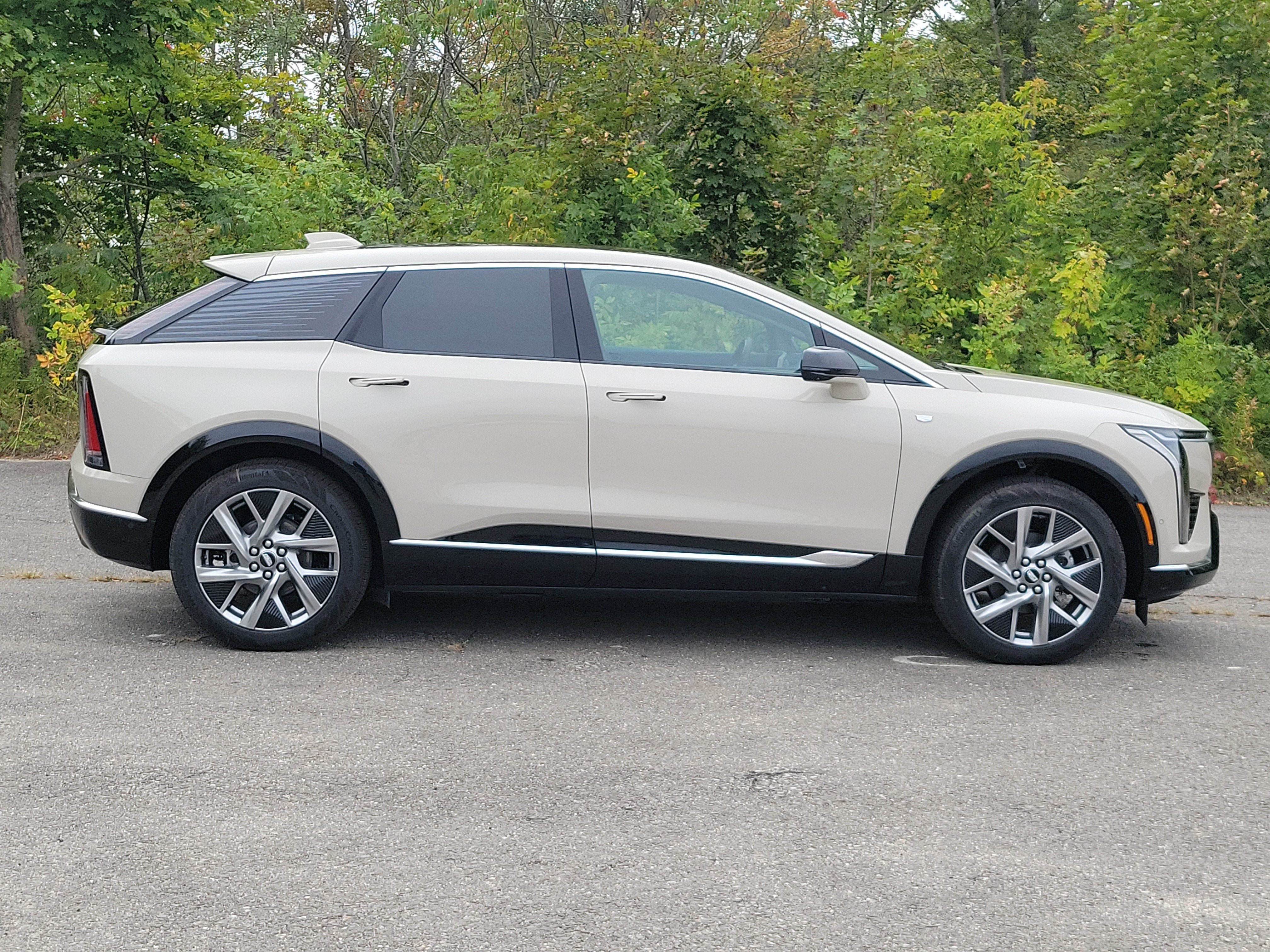 New 2027 Cadillac Optiq Premium Luxury w/ LPO, Floor Liner Package AWD/4WD image 8