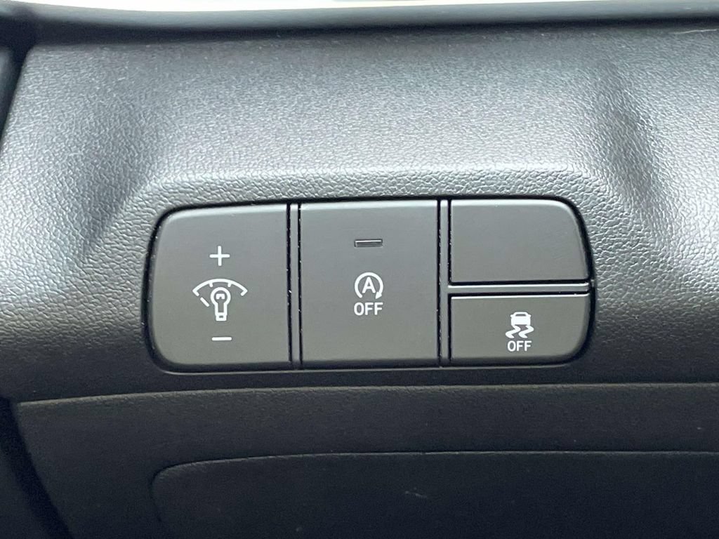 Certified 2025 Hyundai Elantra SE FWD image 17
