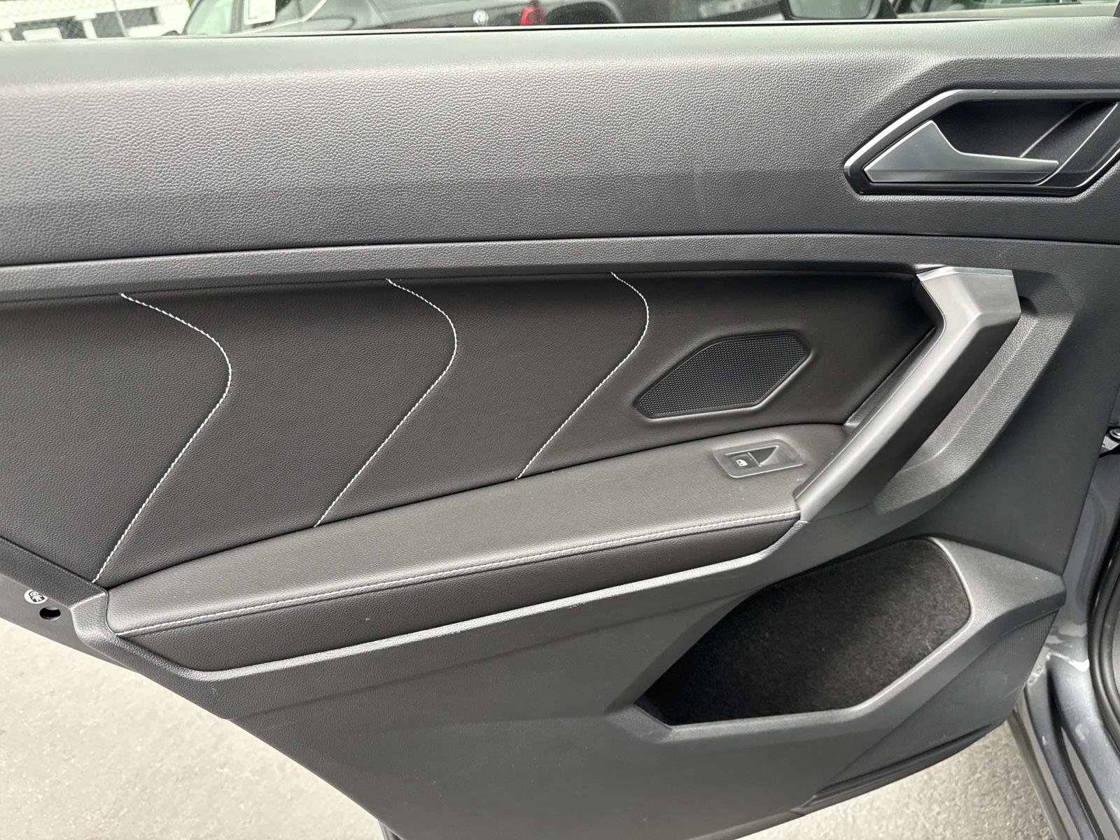 Certified 2023 Volkswagen Tiguan SE R-Line image 9