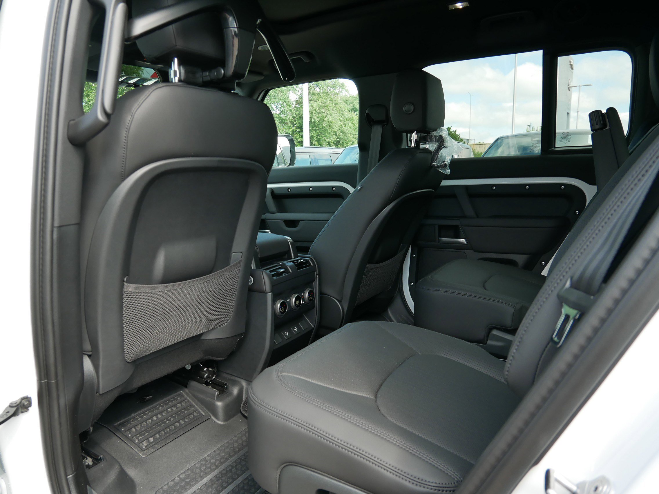 New 2025 Land Rover Defender 130 X-Dynamic SE image 6