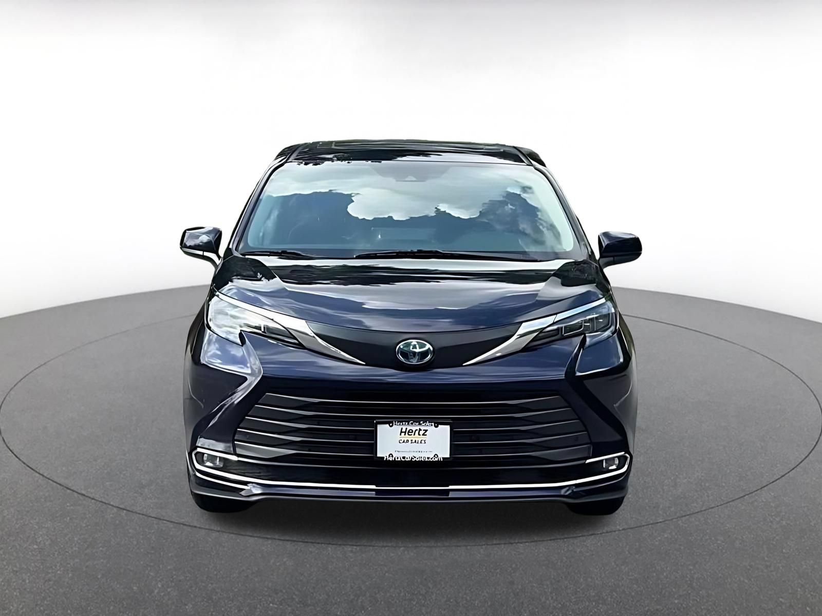 Used 2024 Toyota Sienna XLE FWD image 4