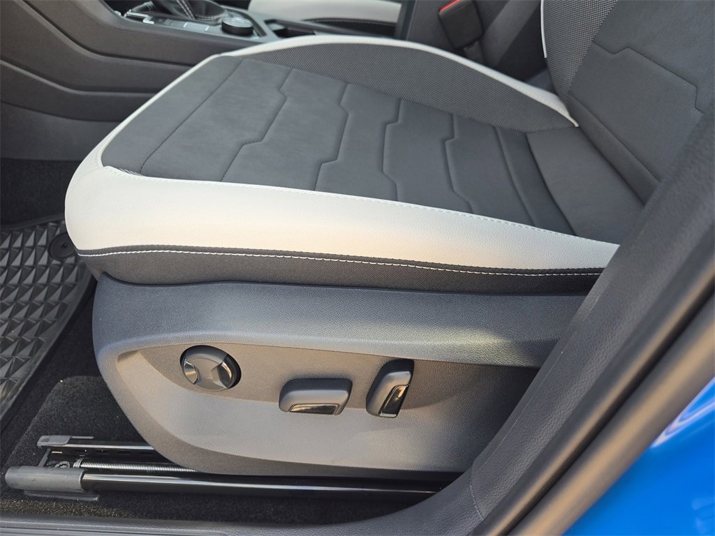 New 2025 Volkswagen Taos SE image 19