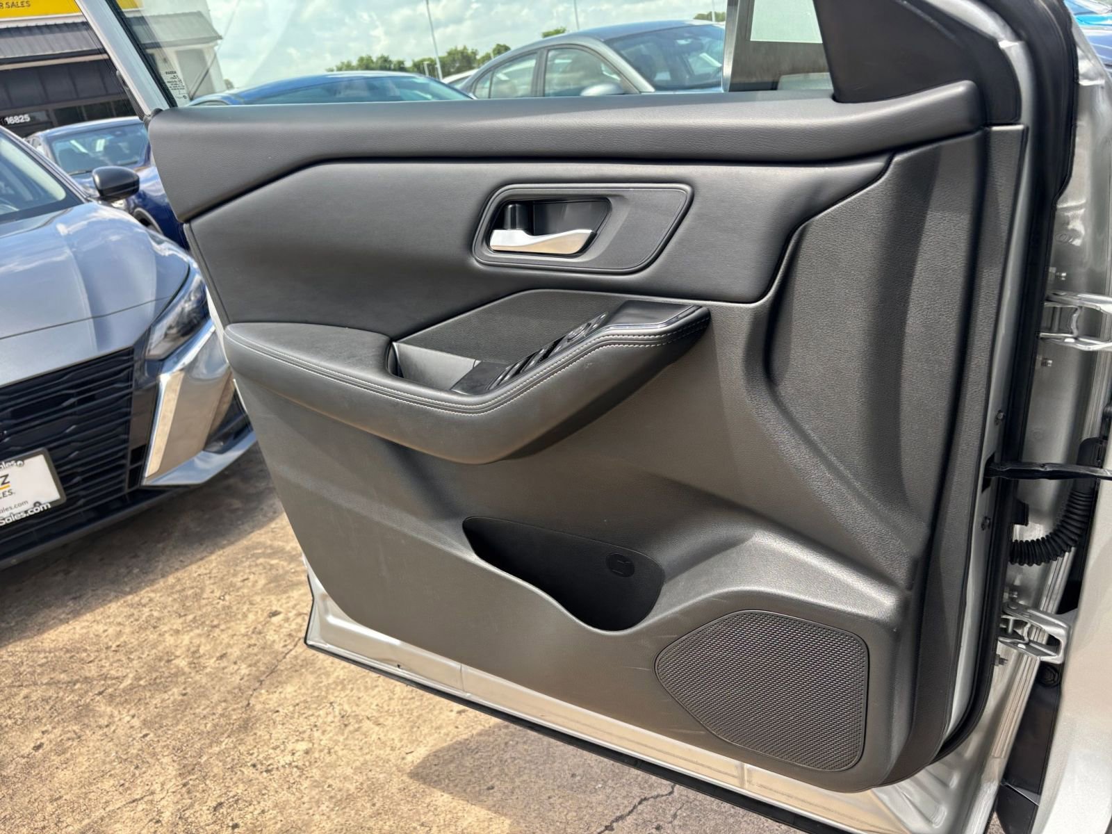 Used 2025 Nissan Rogue SV FWD image 18
