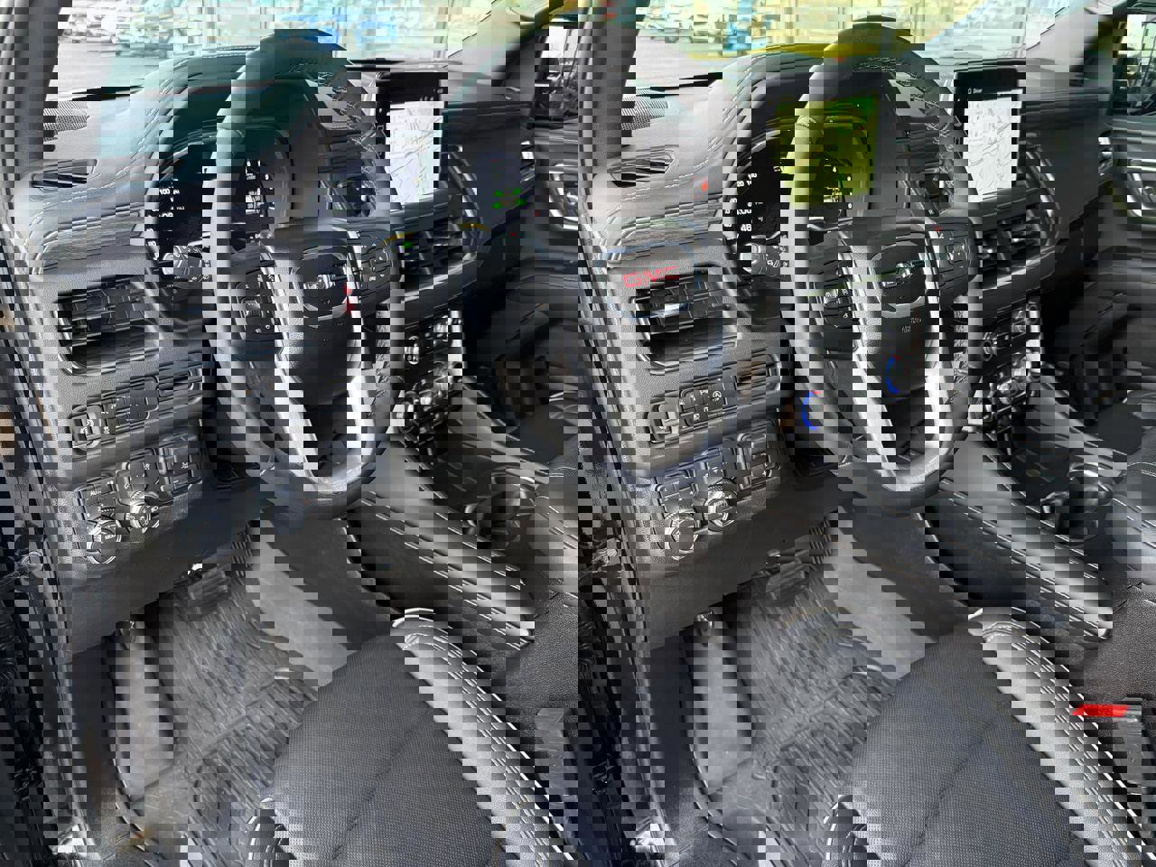 Used 2024 GMC Yukon SLT w/ SLT Luxury Package image 15