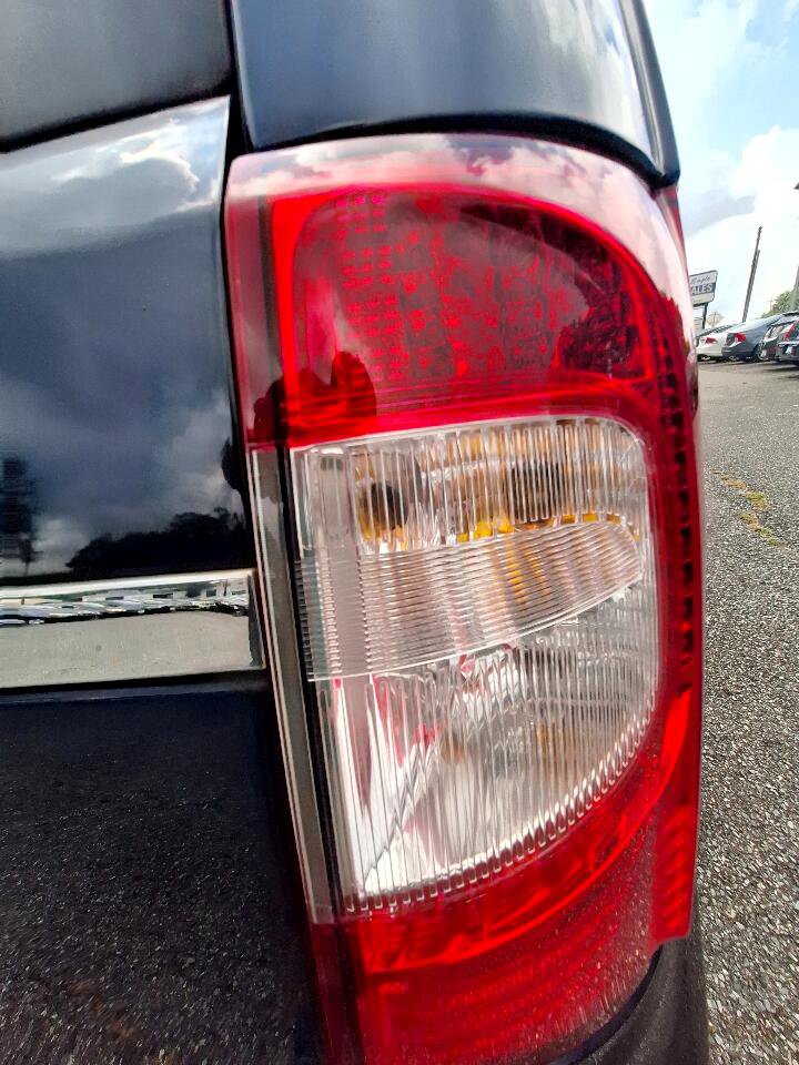 Used 2015 Chrysler Town & Country Touring-L w/ Driver Convenience Group image 17