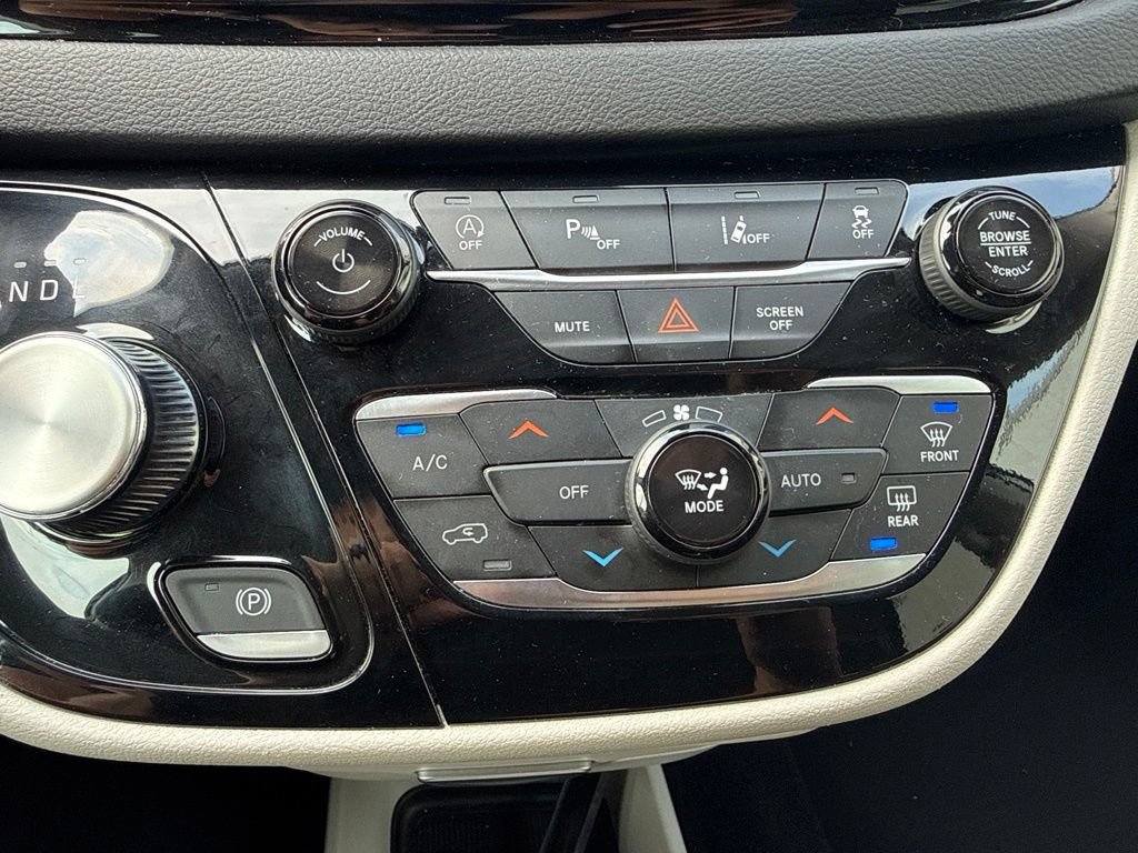 Used 2024 Chrysler Pacifica Touring-L FWD image 28