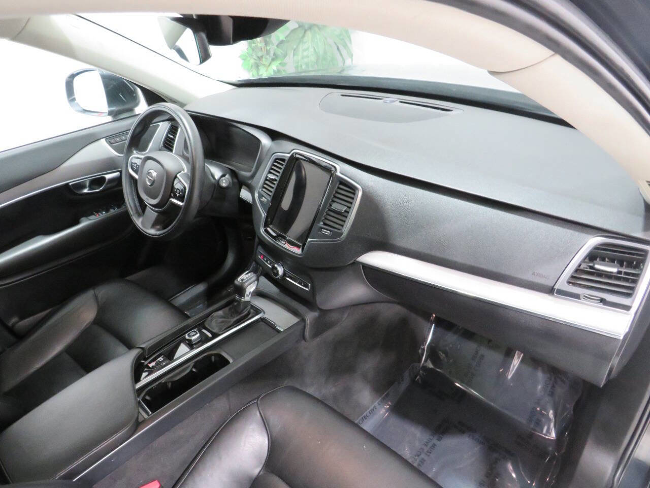 Used 2022 Volvo XC90 T5 Momentum image 10