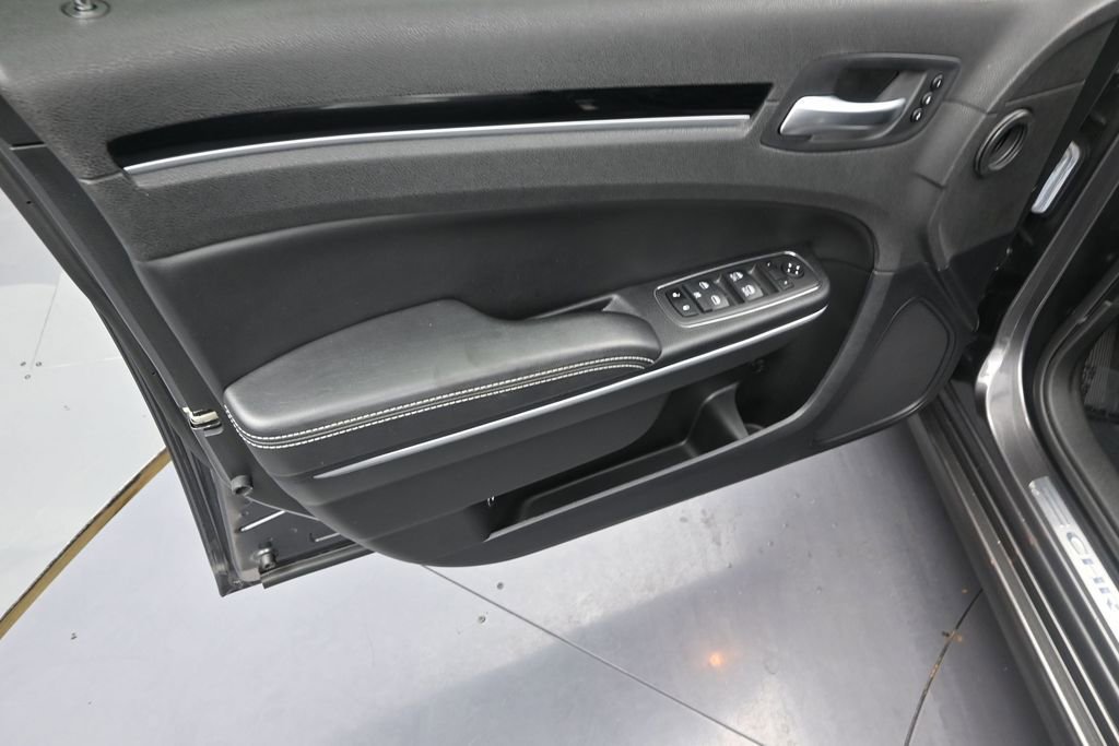 Used 2023 Chrysler 300 S w/ Comfort Group RWD image 10