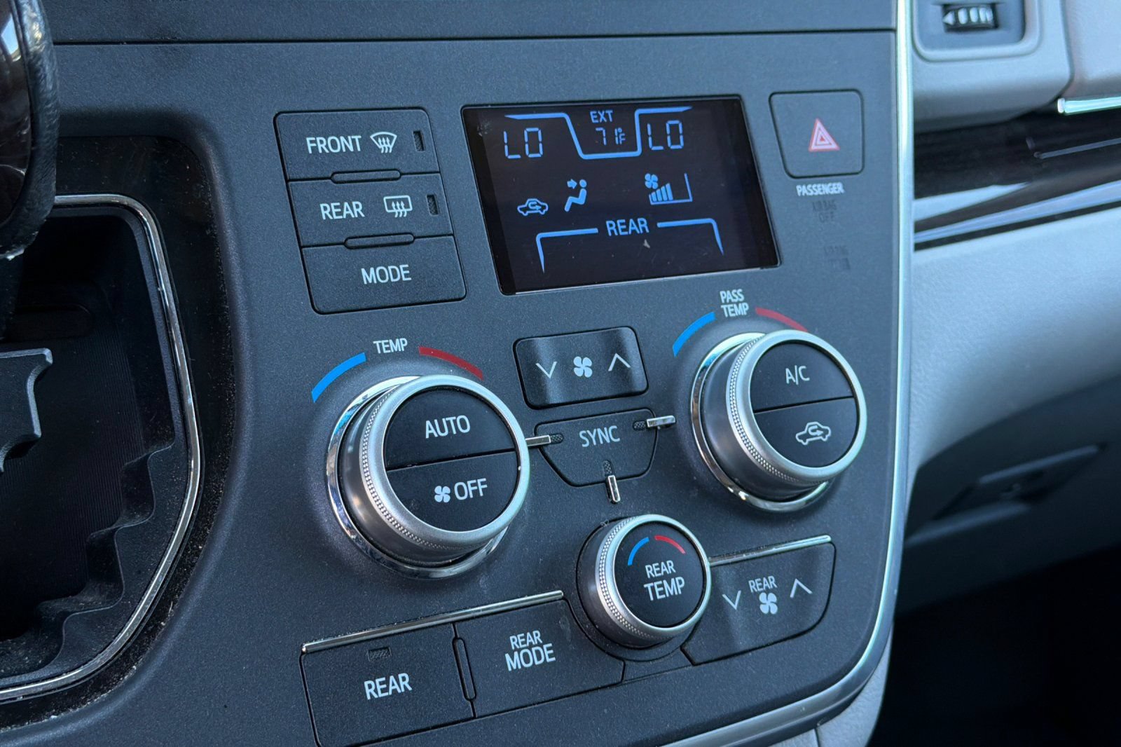 Used 2015 Toyota Sienna XLE FWD image 23