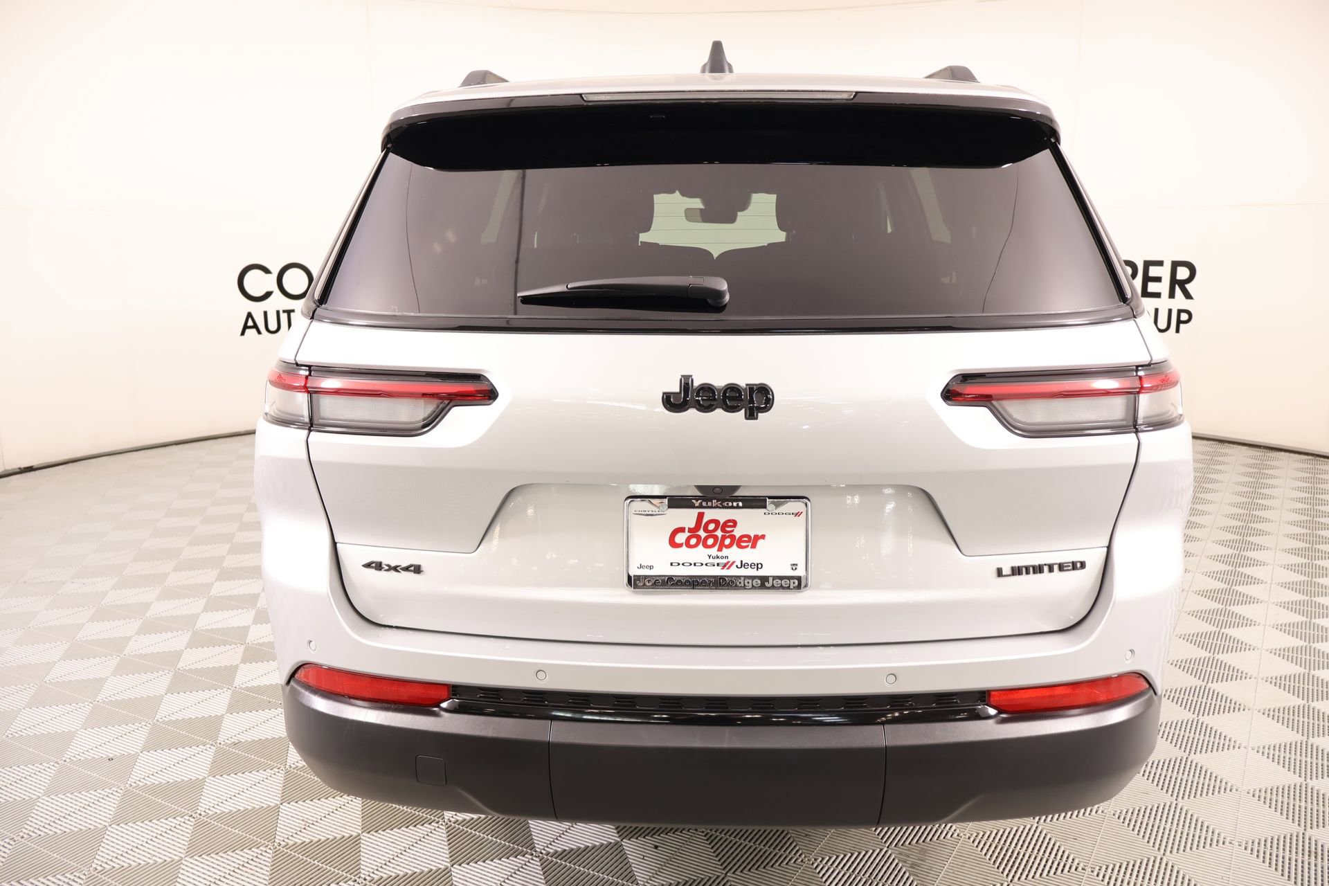 Used 2025 Jeep Grand Cherokee L Limited w/ Black Appearance Package image 25