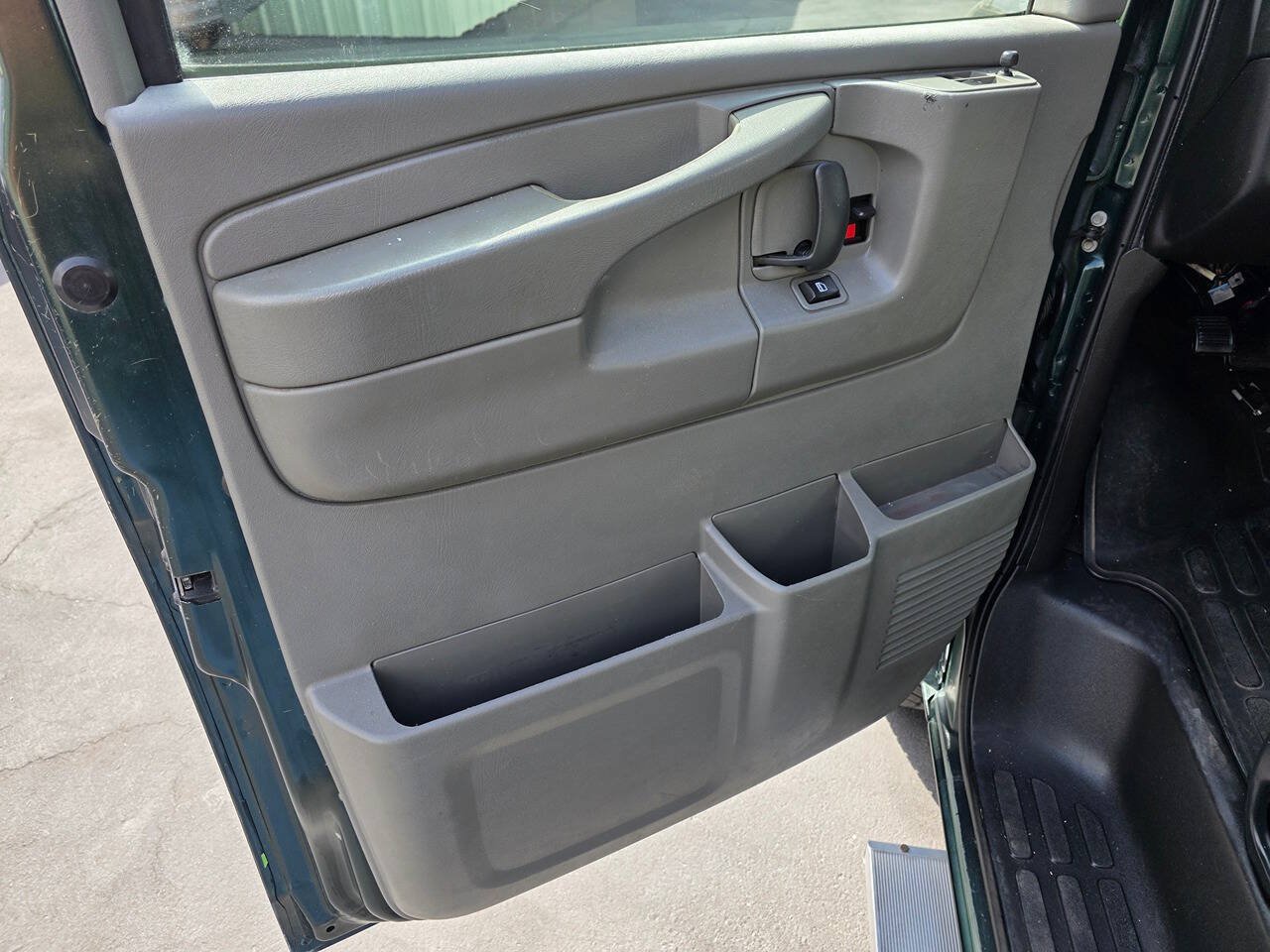 Used 2011 Chevrolet Express 3500 LS RWD image 21
