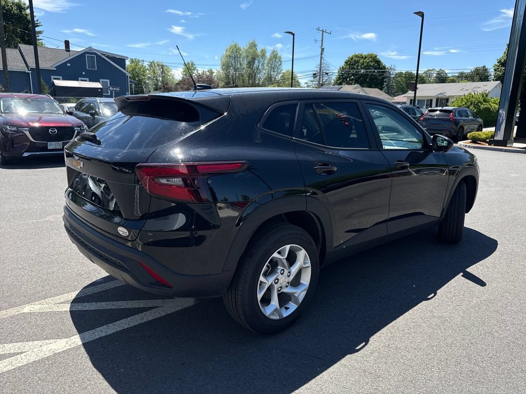 Used 2026 Chevrolet Trax LS w/ LS Convenience Package FWD image 5
