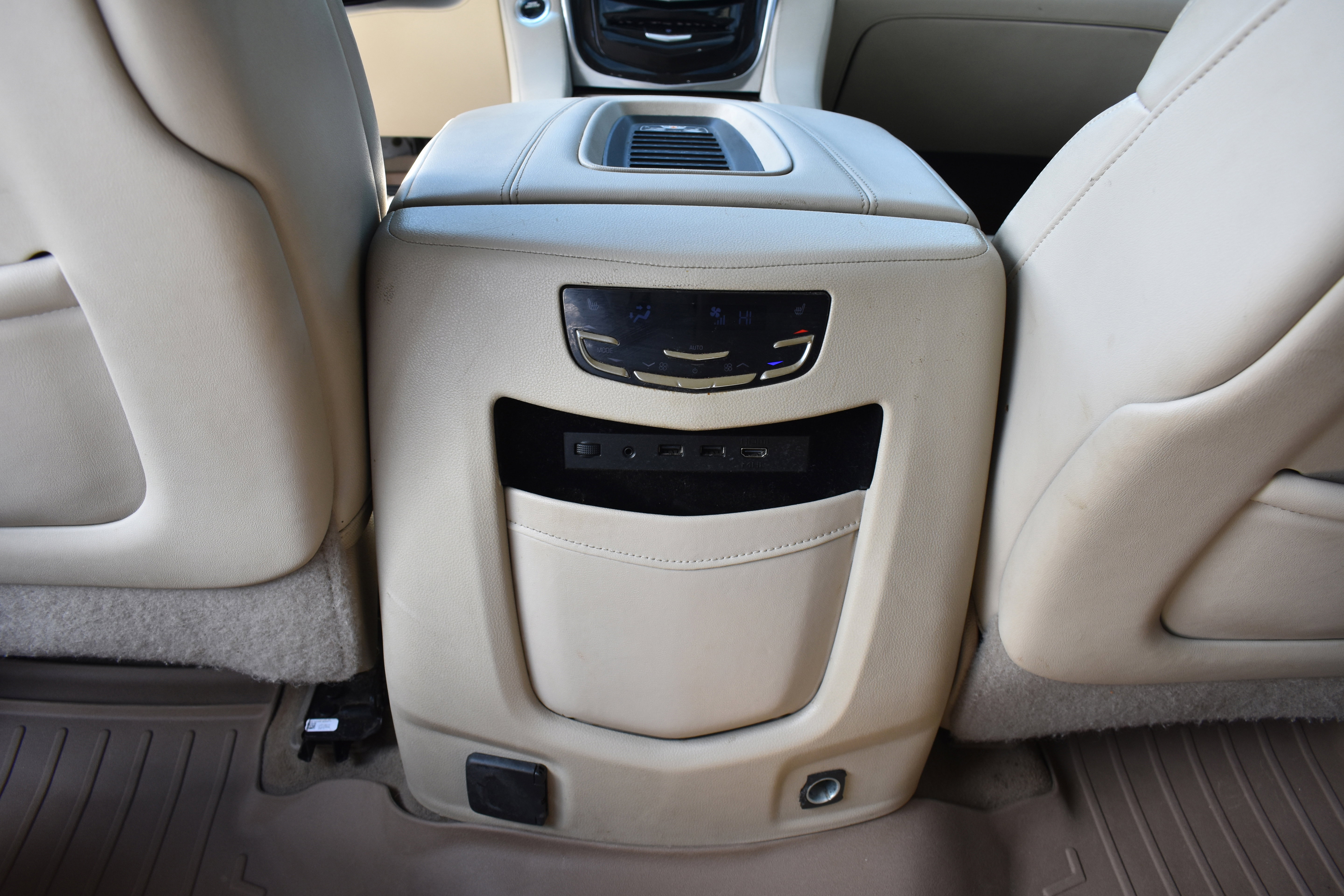 Used 2019 Cadillac Escalade ESV Premium Luxury w/ LPO, Radiant Package image 32