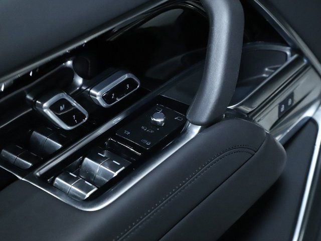 Certified 2025 Land Rover Range Rover SE image 30