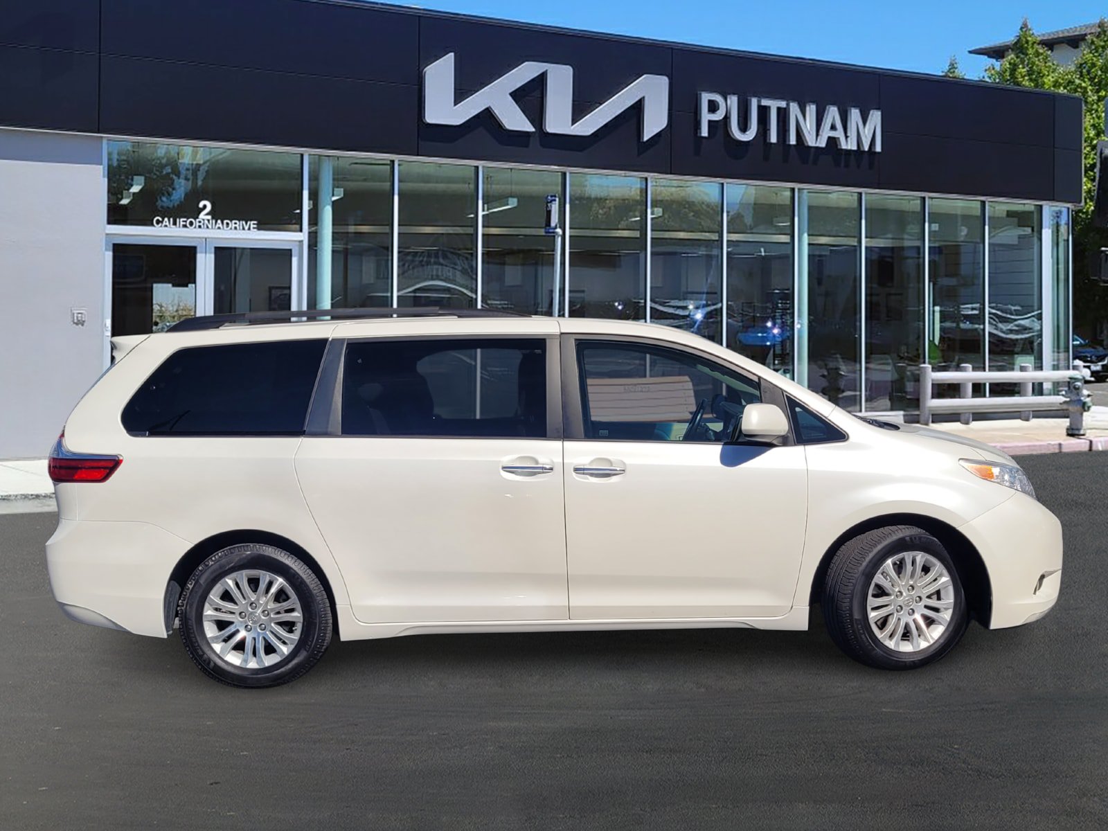 Used 2015 Toyota Sienna XLE w/ XLE Navigation Package FWD image 3