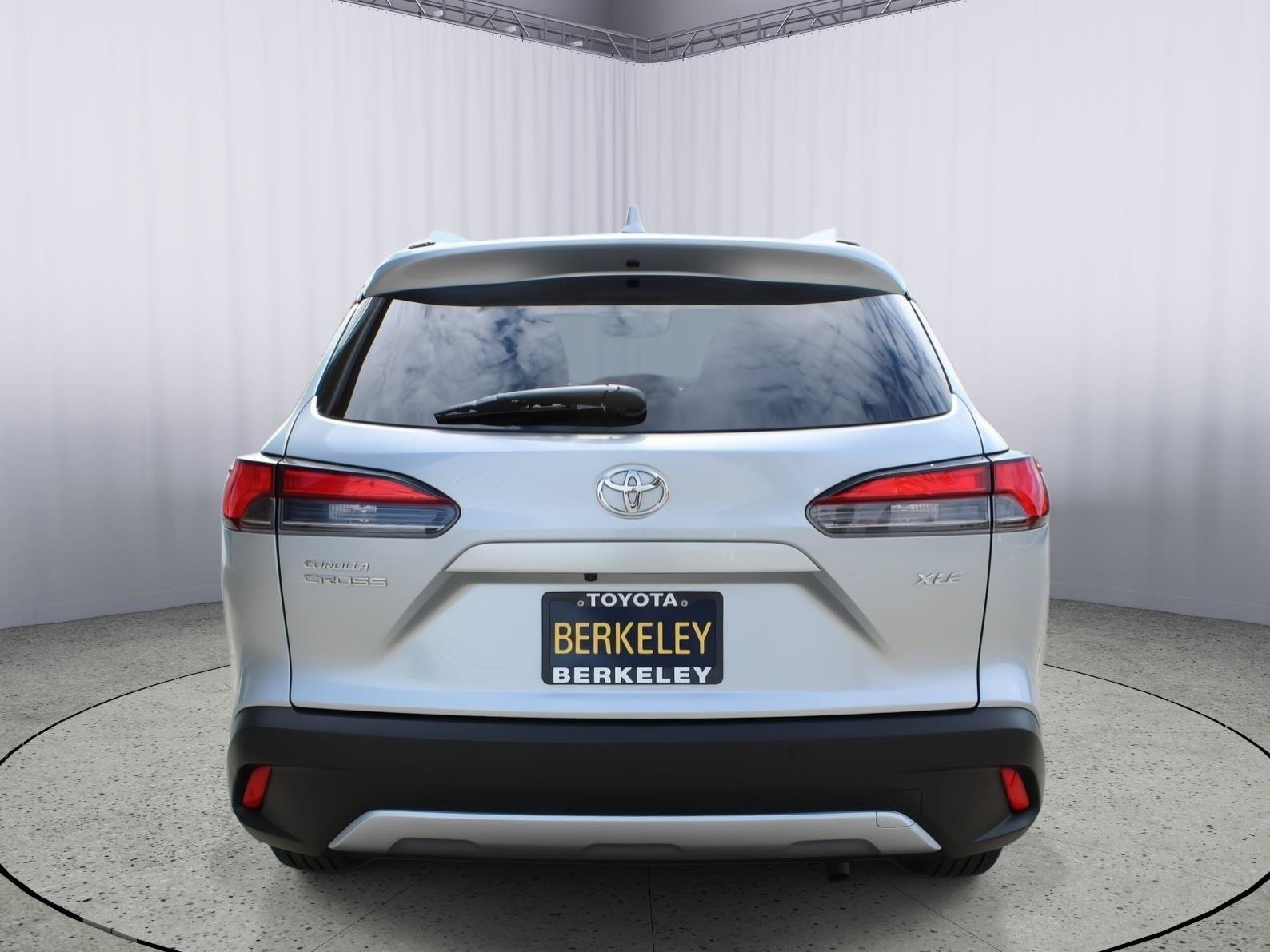 Used 2022 Toyota Corolla Cross XLE w/ Convenience Package FWD image 7