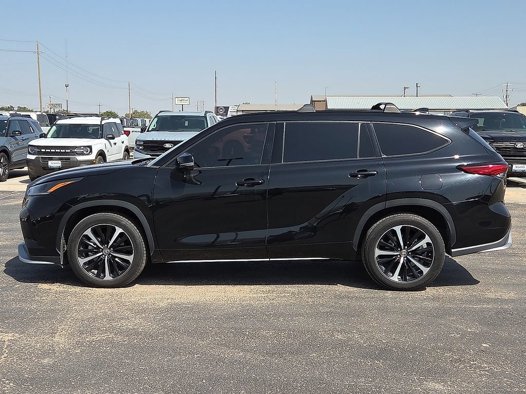 Used 2022 Toyota Highlander XSE FWD image 2