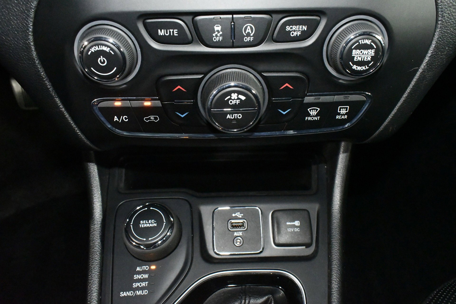 Used 2019 Jeep Cherokee Limited image 36