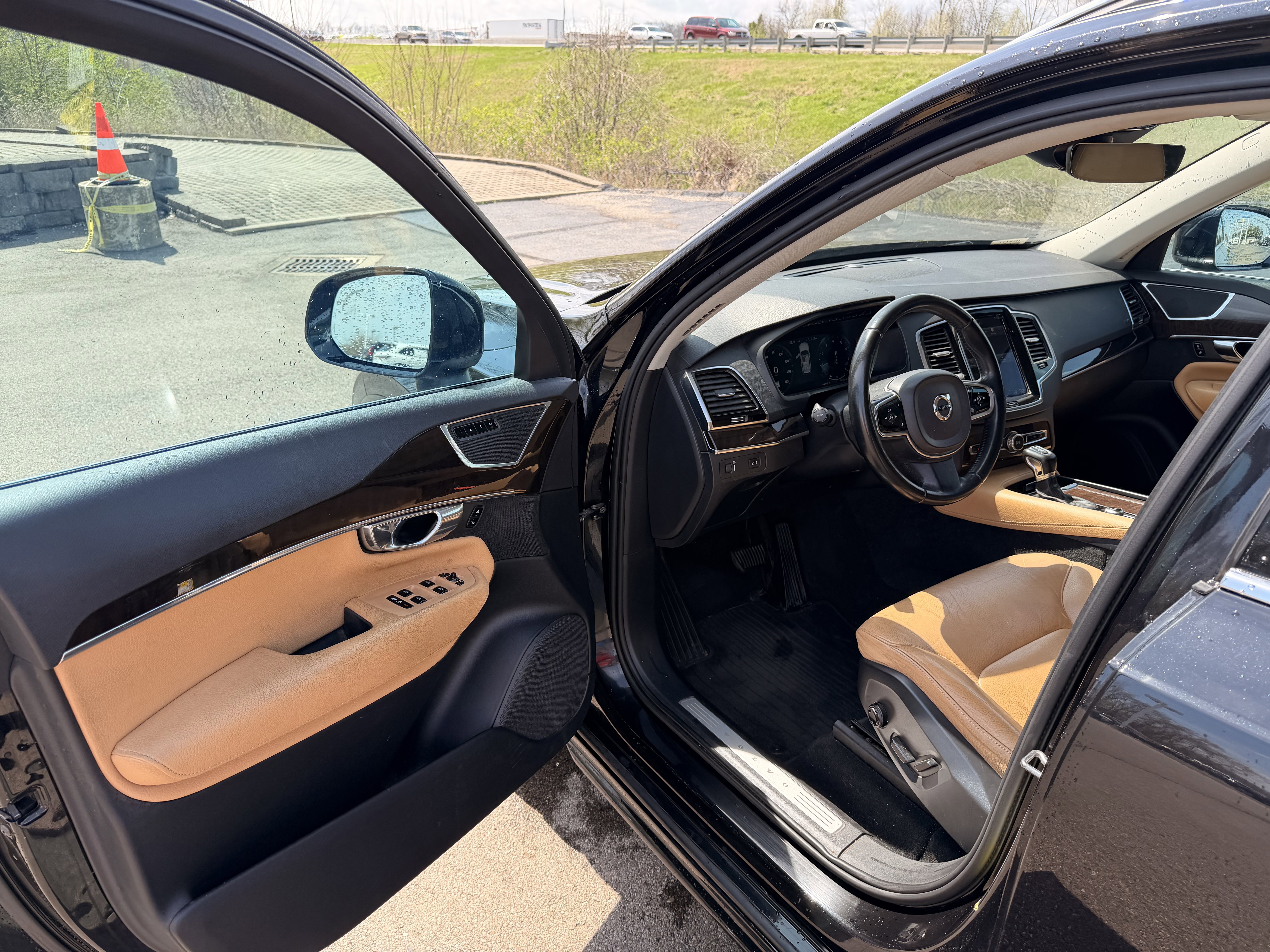 Used 2016 Volvo XC90 T6 Momentum w/ Momentum Plus Package image 11