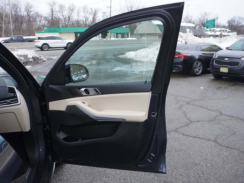 Used 2022 BMW X5 xDrive40i w/ Premium Package AWD/4WD image 31