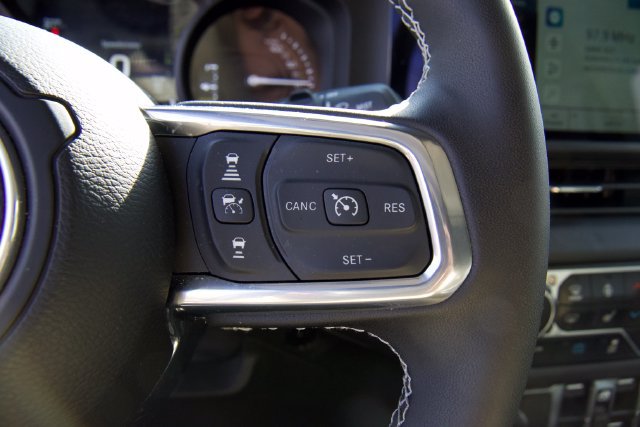 Used 2025 Jeep Wrangler Unlimited Sahara w/ Safety Group AWD/4WD image 17