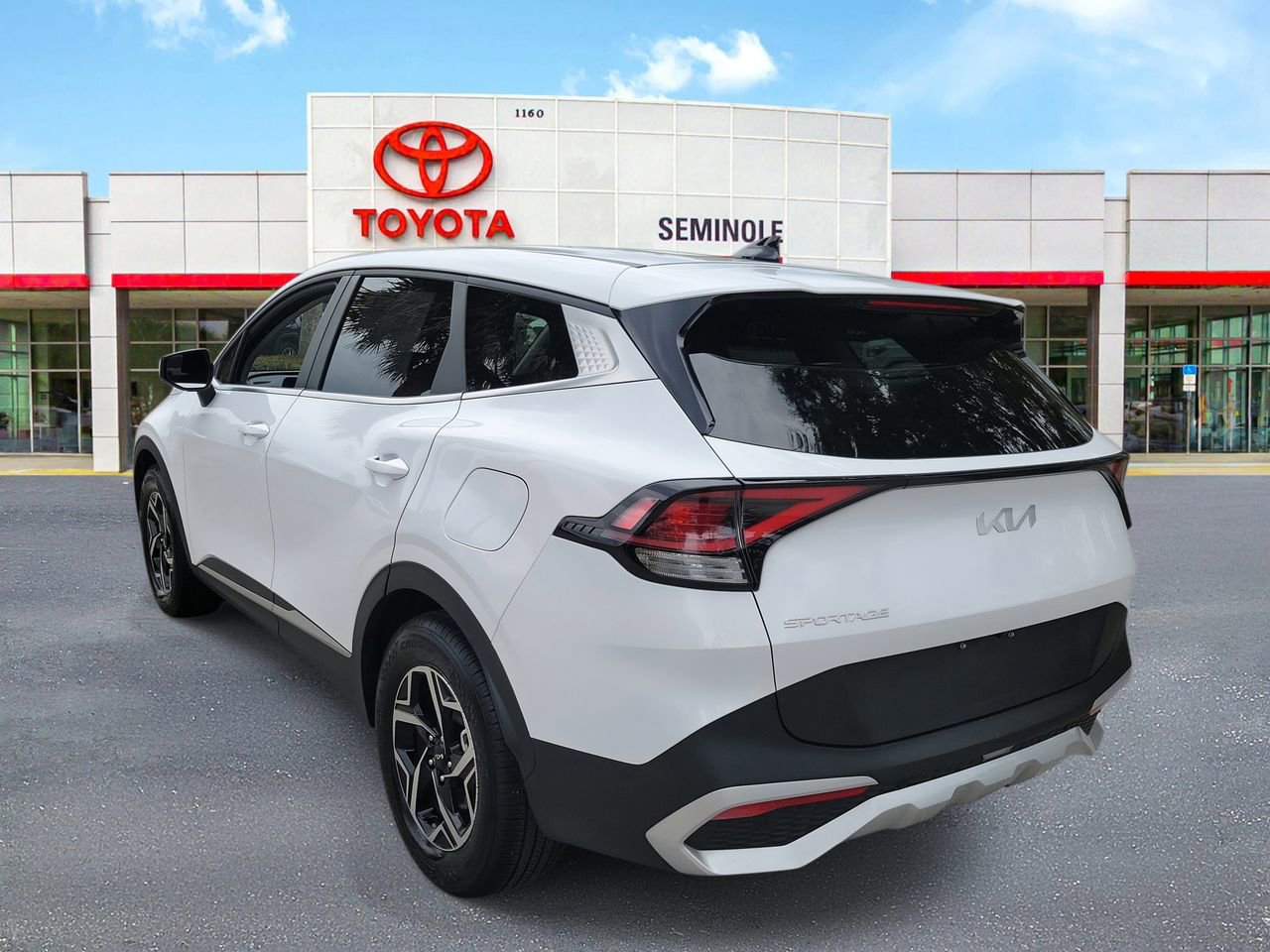 Used 2025 Kia Sportage LX image 4