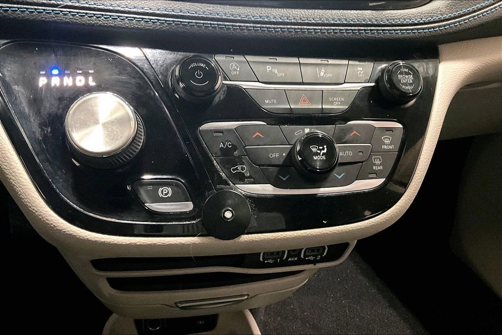 Used 2021 Chrysler Pacifica Touring-L image 14