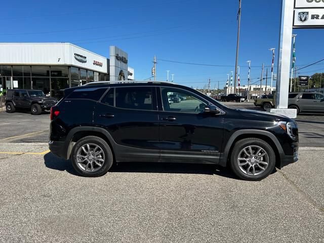 Used 2024 GMC Terrain SLT AWD/4WD image 2