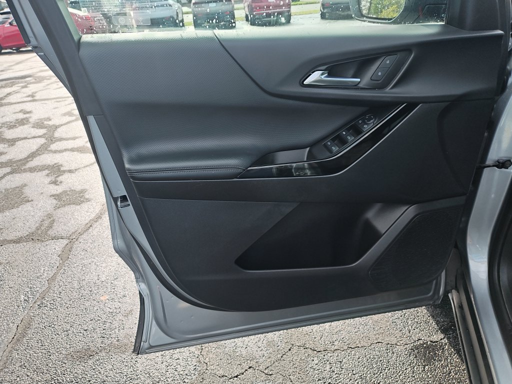 Used 2025 Chevrolet Equinox LT w/ Safety and Technology Package FWD image 12