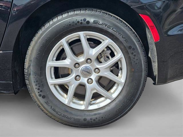 Used 2023 Chrysler Pacifica Touring-L FWD image 28