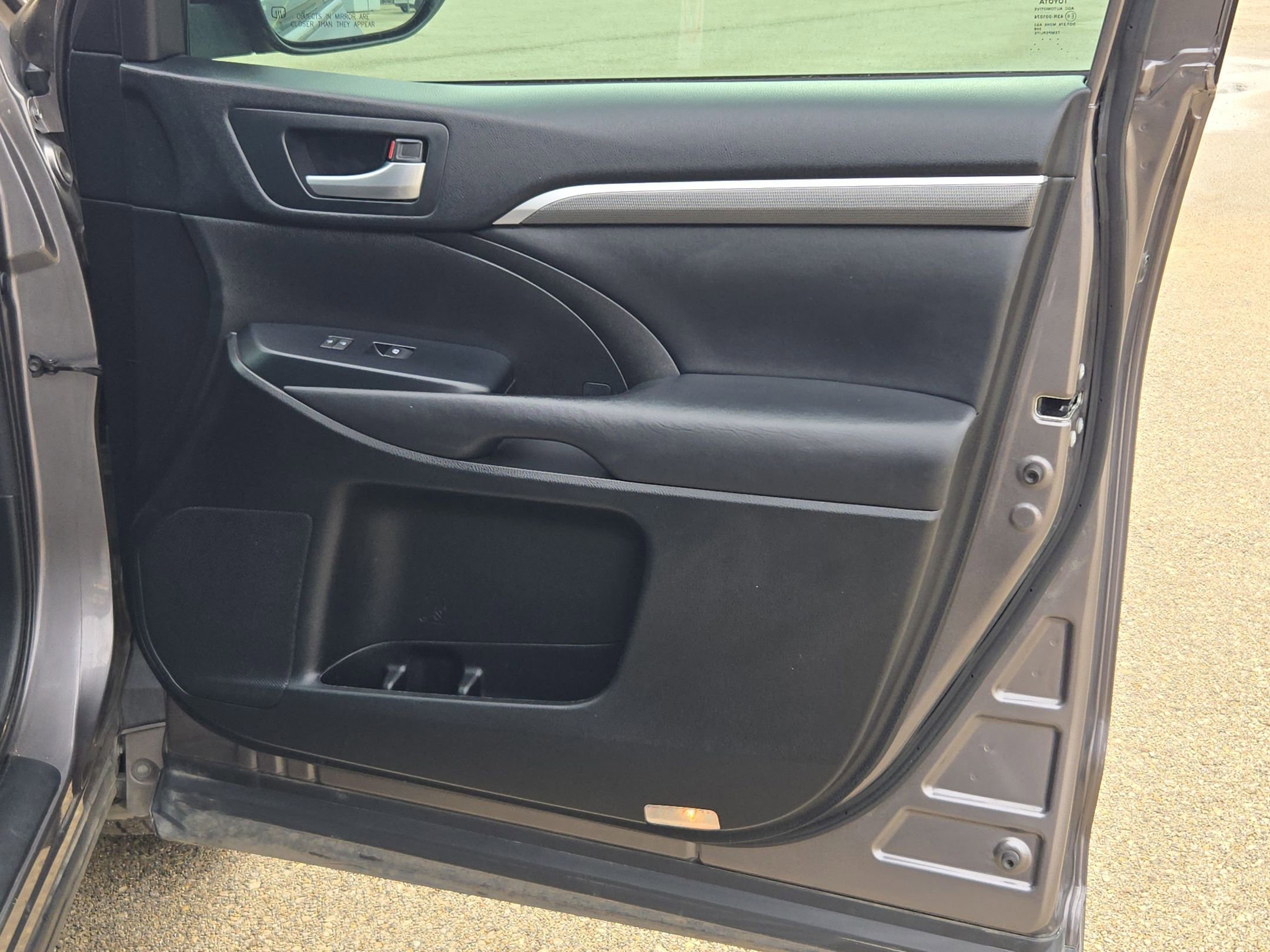 Used 2018 Toyota Highlander SE image 29