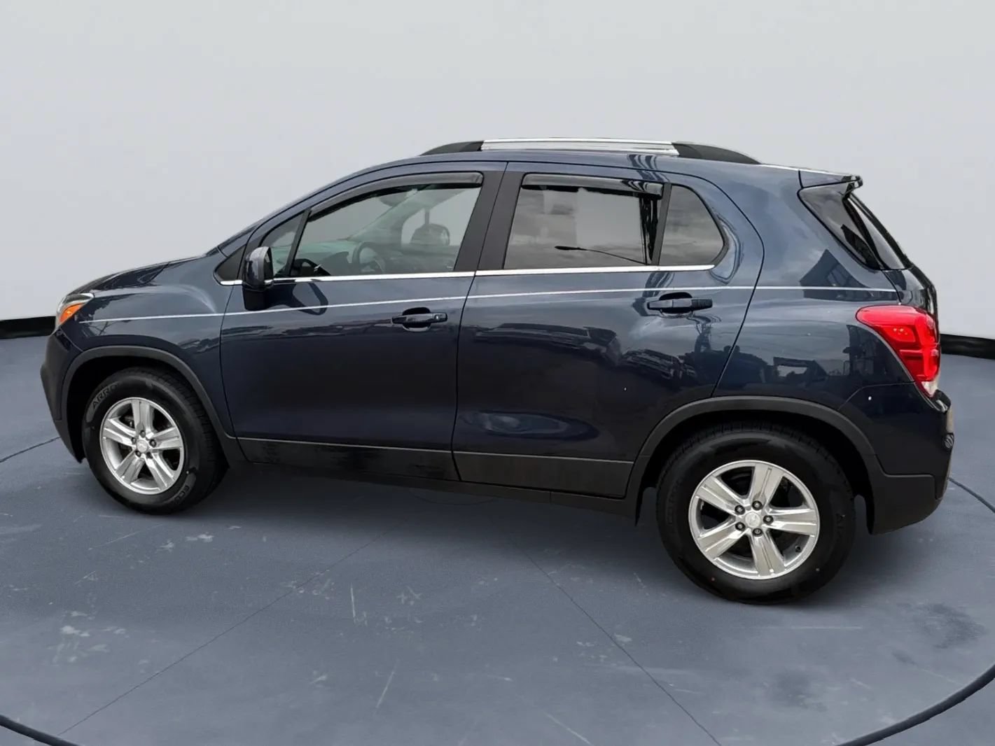 Used 2018 Chevrolet Trax LT w/ LPO, Cargo Package FWD image 7