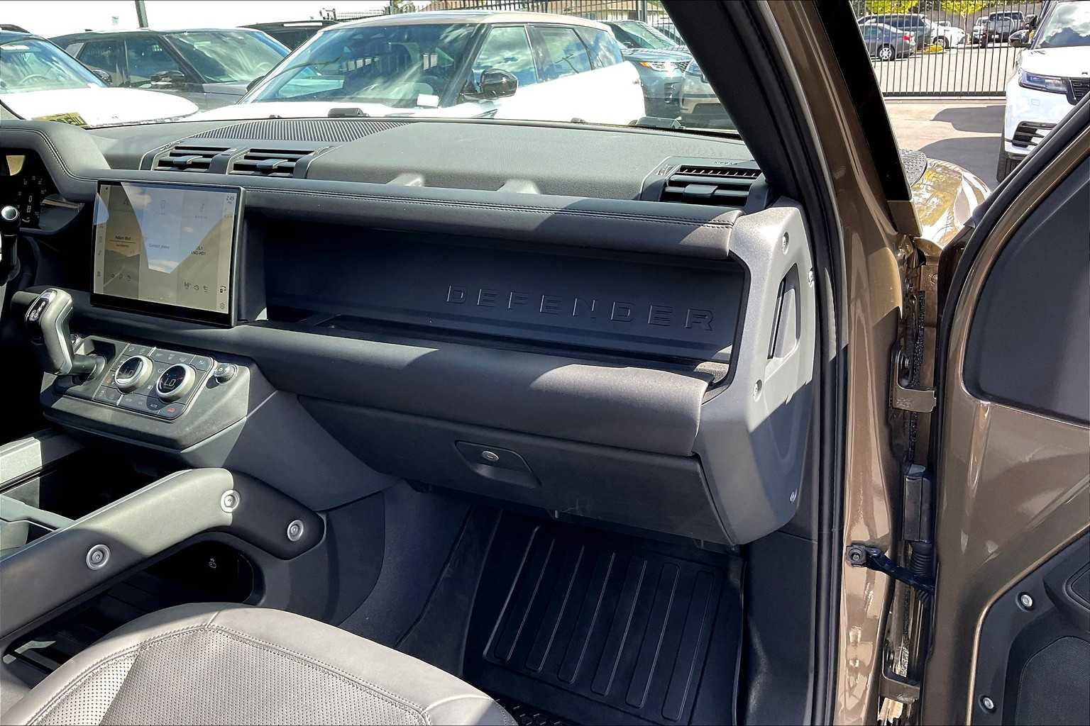 Used 2025 Land Rover Defender 110 X-Dynamic SE image 19