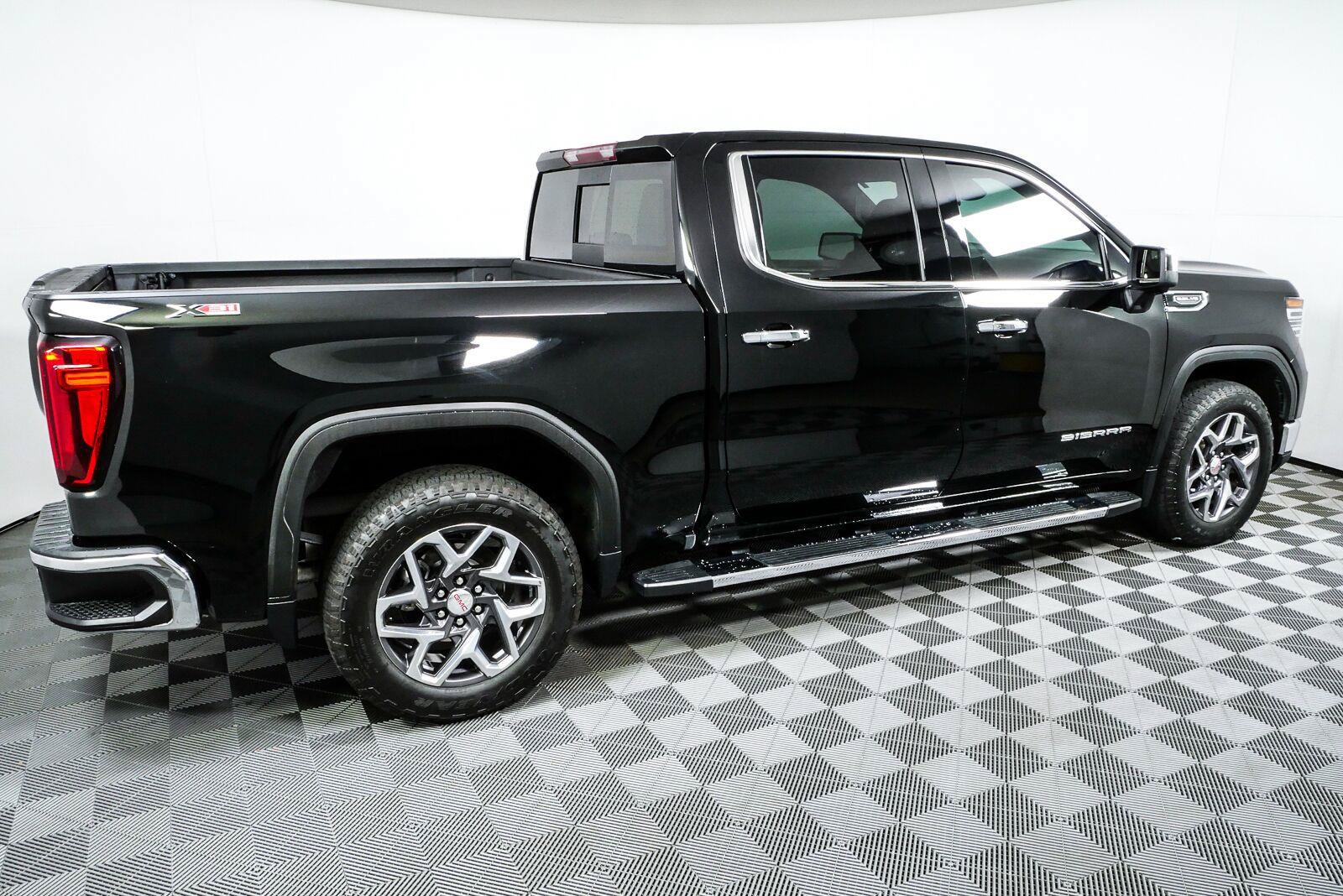Used 2024 GMC Sierra 1500 SLT w/ SLT Premium Plus Package AWD/4WD image 2