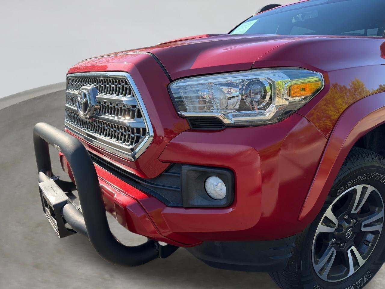 Used 2016 Toyota Tacoma TRD Sport w/ Towing Package RWD image 10