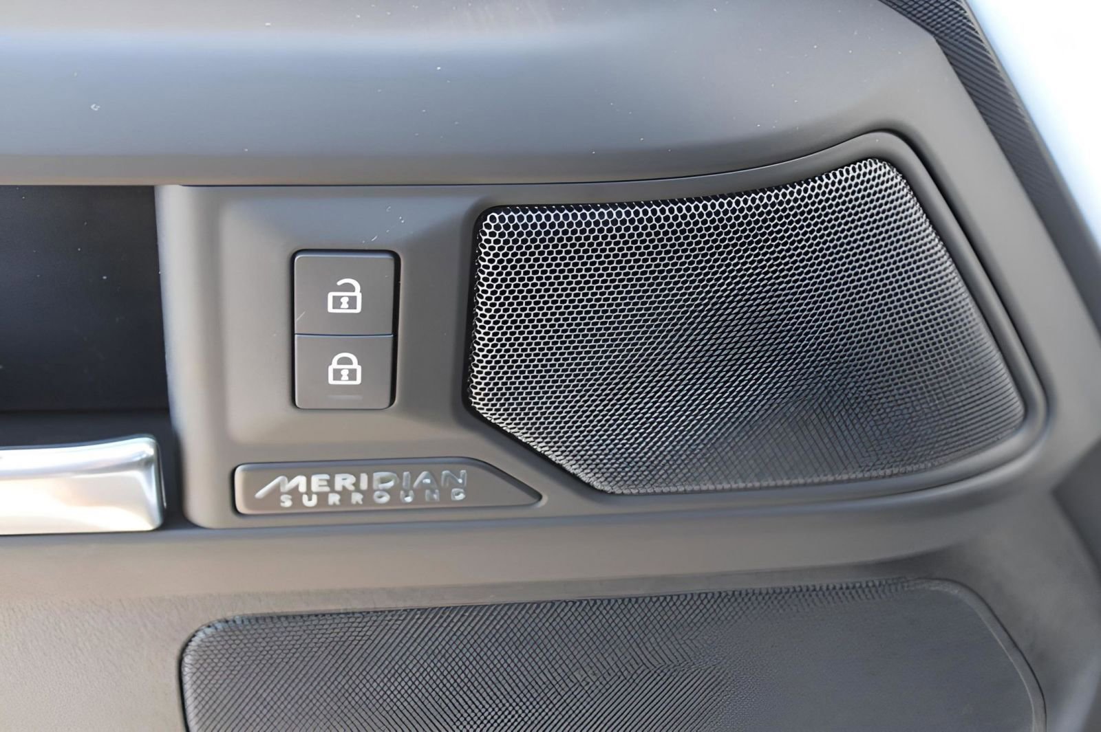 New 2025 Land Rover Defender 110 X-Dynamic SE image 25