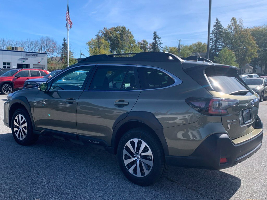 Used 2025 Subaru Outback Premium AWD/4WD image 4
