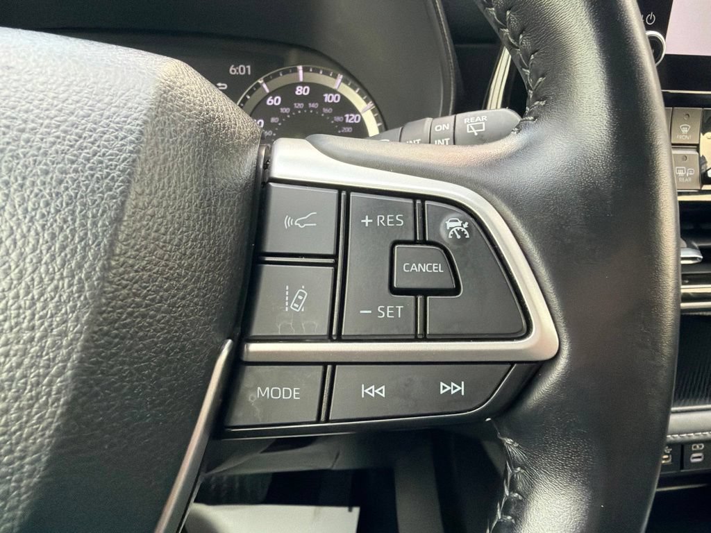 Used 2024 Toyota Highlander LE AWD/4WD image 30