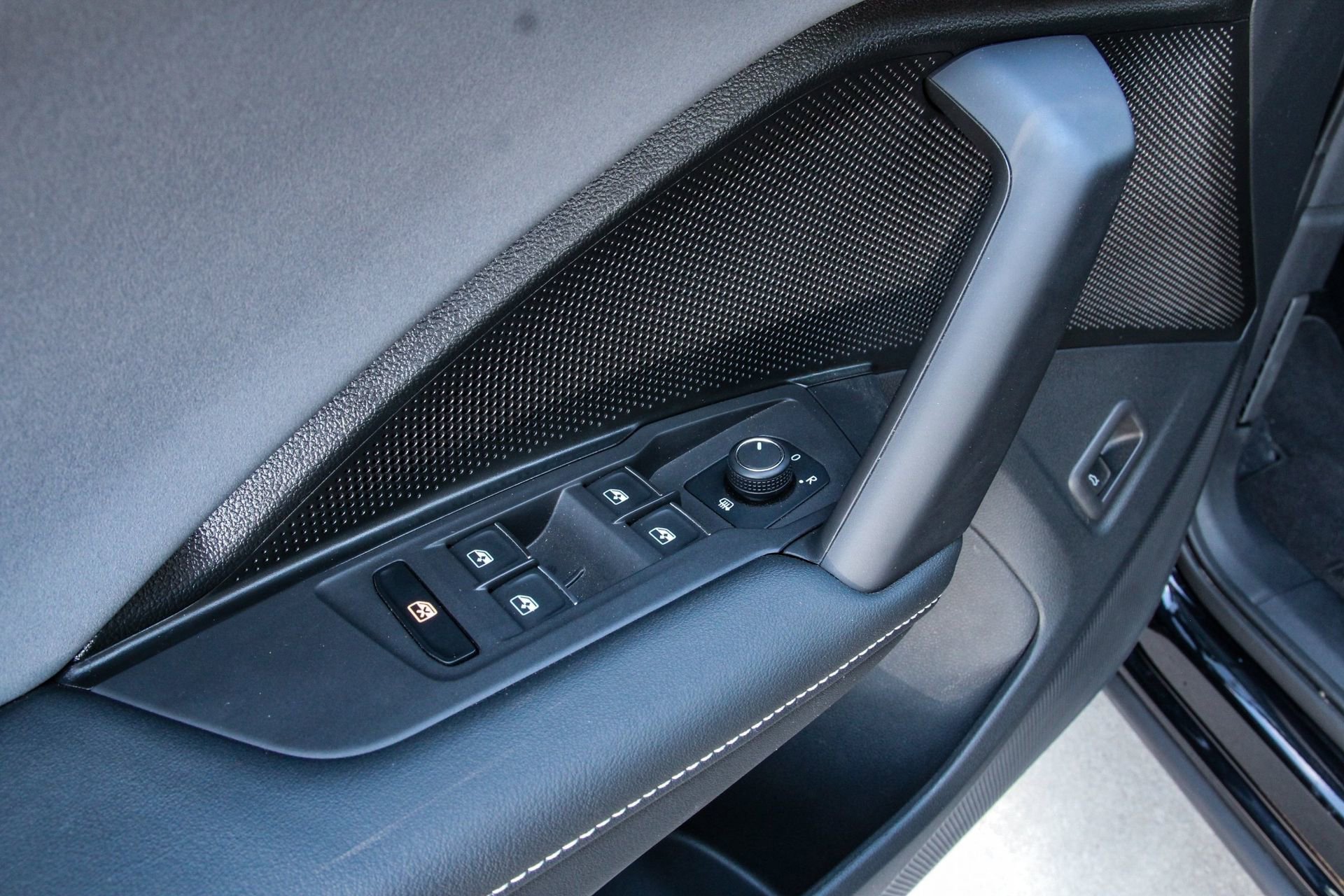 Certified 2025 Volkswagen Tiguan SE FWD image 13