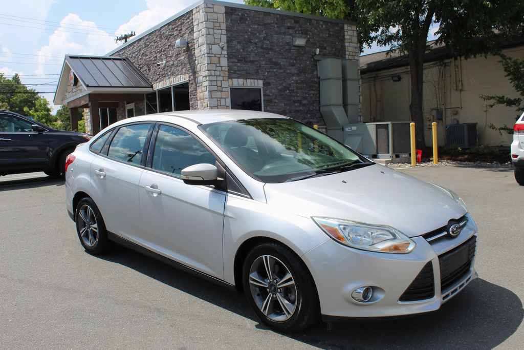 Used 2014 Ford Focus SE w/ SE Sport Package FWD image 3