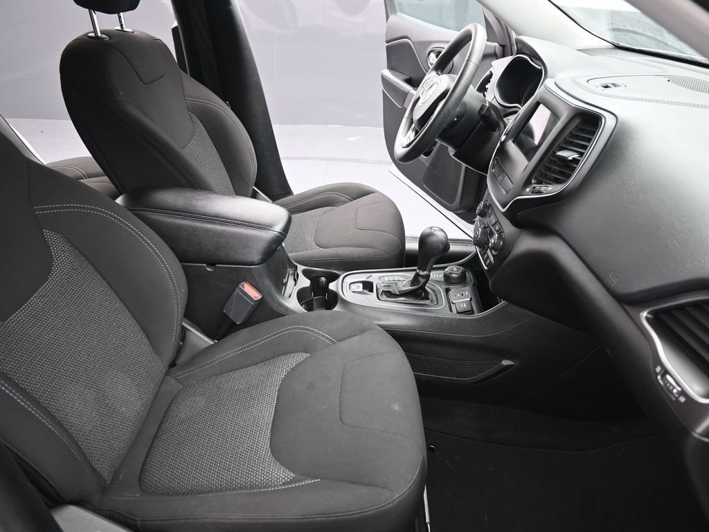 Used 2019 Jeep Cherokee Latitude w/ Popular Appearance Group AWD/4WD image 25