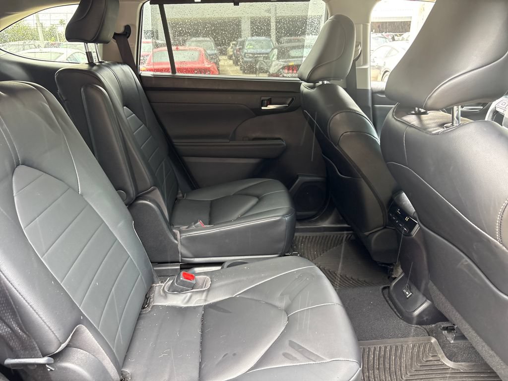 Used 2023 Toyota Highlander XLE FWD image 29